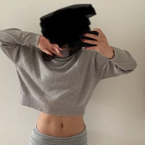 Stickad tröja med polokrage - 🛑LÄS MIN BIO FÖRST🛑 Stickad polotröja. Jättefint skick💗