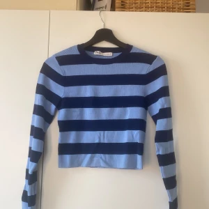 Långärmad topp - Fin långärmad topp, jag är egentligen storlek S men denna som var storlek L passade bra på mig! Säljer då den inte kommer till användning💗