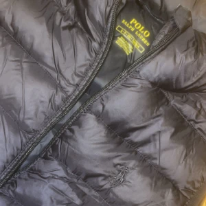 Polo Ralph lauren väst - Polo Ralph Lauren väst i nytt skick! Original pris ca 2000kr mitt pris 900kr!