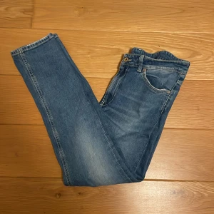 Dondup jeans - Tja, säkjer nu domhär dondup jeansen i storlek 29 för dom inte kommer till andvändning. Skick 9/10 andvända 2 gånger. Priset är ej hugget i sten.