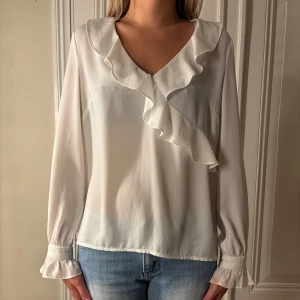 Vit volang tröja - Säljer denna superfina vita tröja då den ej kommer till användning, köpt här på plick💕 hör av er vid minsta lilla intresse!!