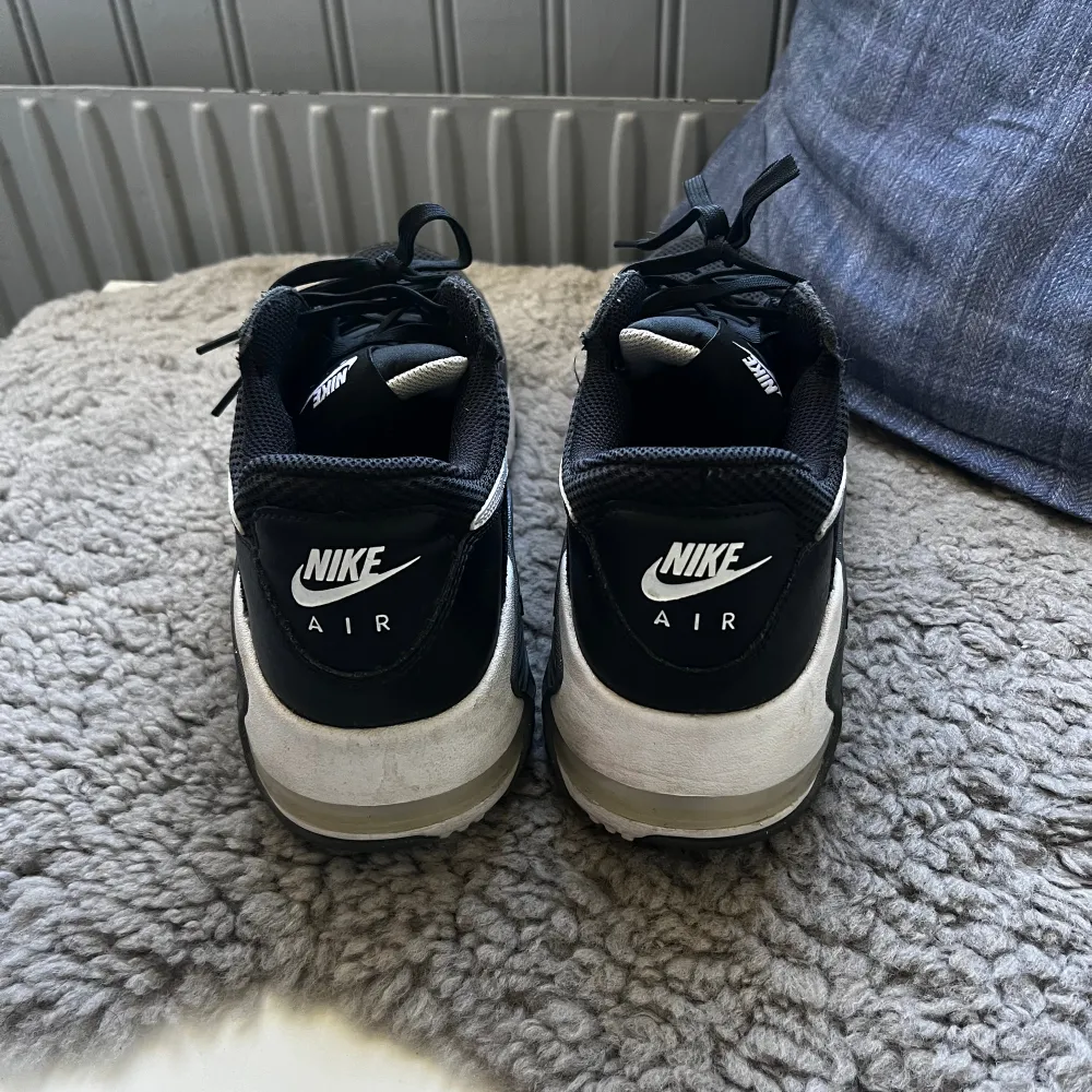 Nike Air Max skor som är i väldigt bra skick.  Skick 9,5/10  Storlek 43 och dom är väldigt sköna. Bra under då dom inte är mycket använda.   Priset kan diskuteras . Skor.