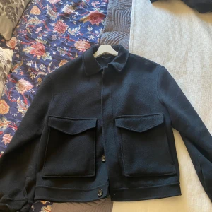 Zara overshirt - Dragit ner priset tungt från 1000. Denna är bra skick och skulle säga inte jätte mycket använd 