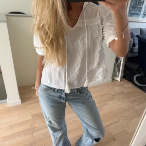 Vit blus - Vit blus från vero Moda i storlek s. Lite skrynklig på grund av att jag ej strykt den men kan stryka innan den skickas om de önskas🥰!