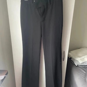 Utsvängda kostymbyxor zara - Super fina och sköna kostymbyxor från zara i st 34❤️ nypris 400 är öppen för prutning