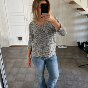 Trekvarts ärmad tröja - Stickad tröja ifrån Lindex. Den har trekvartsärmar och slits på sidan. I storlek M🥰