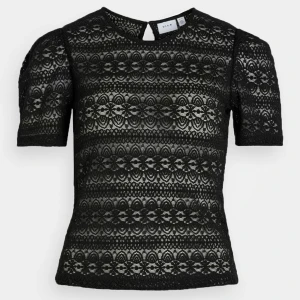 Spets blus  - Knappt använd blus ifrån vila ! Skriv privat vid intresse samt egna bilder. Nypris: 329kr💗