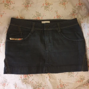 Diesel kjol mörkblå storlek 28 - Kort kjol. Har blivit för liten för mig😔 storlek 28 och från populära Diesel. Kjolen har några år på nacken men det är verkligen inget som syns, då jag aldrig började använda den. Hoppas någon annan får mer använding för den😍