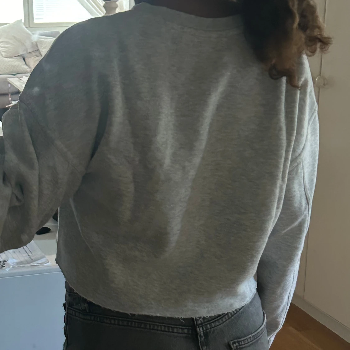 Grå croppad sweatshirt - 93