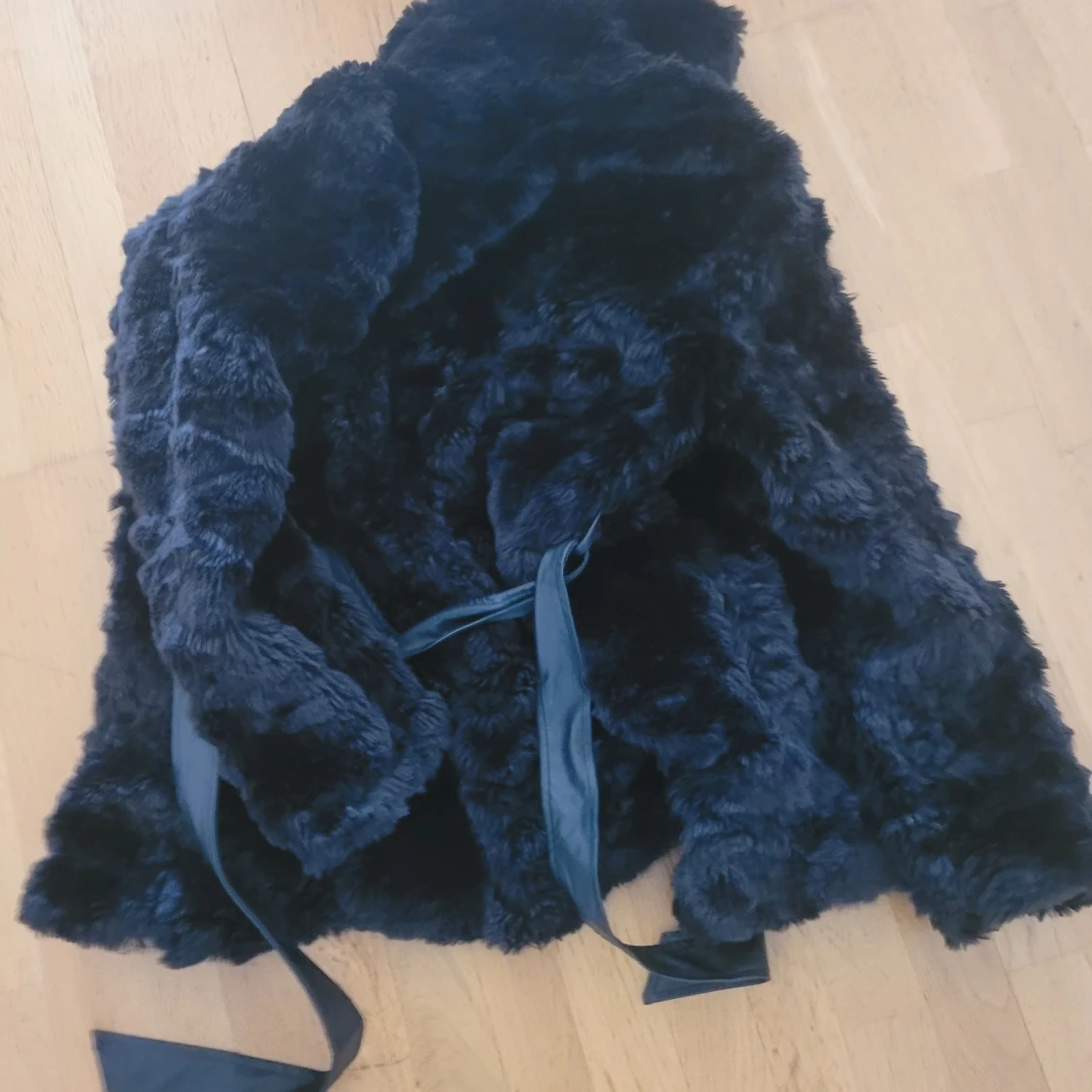 Svart pälsjacka med bälte - 90