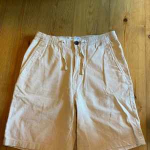 Linné shorts  - Linné short i nyskick  Storlek XS Pris 150