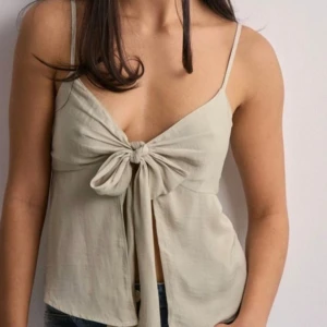Flowy satin tie singlet - gina tricot - Oanvänd med lapp kvar
