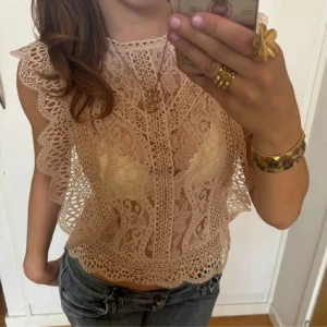 Zara topp - Säljer då den ej kommer till användning💕kan även byta mot en annan färg 