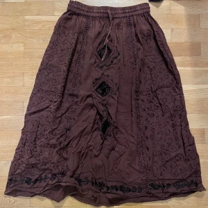 Lång kjol, brun - Lång brun kjol med fina detaljer, inga defekter. Kommer inte till använding! 