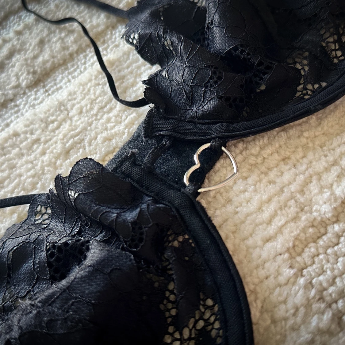 Svart spets-bh med hjärtformade detaljer - 90
