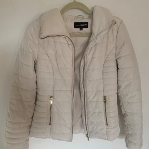 Vit jacka - Hör av dig för fler bilder!