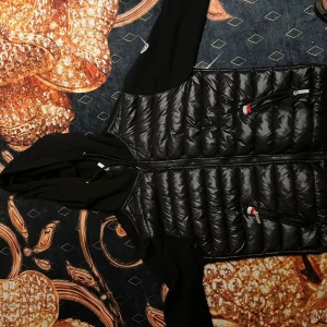 Moncler cardigan - Säljer min moncler cardigan eftersom den inte kommer till användning. 