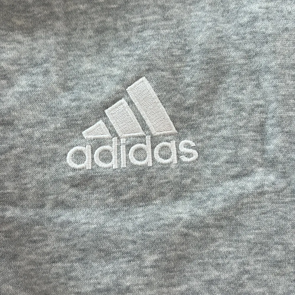 En grå Adidas hoodie. Är storlek L men är ganska liten i storleken (troligen barnstorlek). Insidan inte jättelen men annars i bra skick. Hoodies.