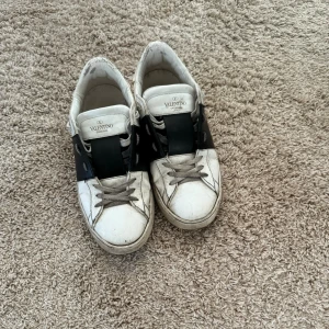 Valentino open 40.5 - Ett par valentinos i skick 5/10 använda och är hyfsat slitna. Nya snören kommer med på köpet, på höger skon har tyget släppt lite.