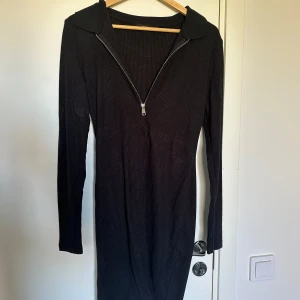 klänning  - svart klänning från bikbok, aldrig använt, storlek M