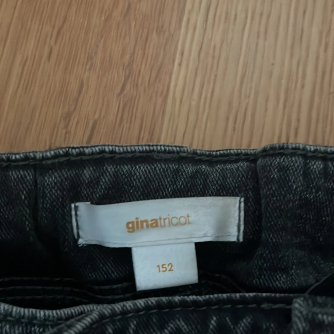 Svarta bootcut jeans från Gina Tricot - 91