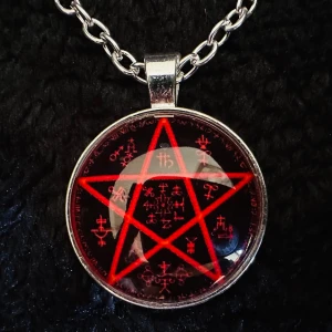 Smycke m talisman m pentagram Ockult Satanic Metal Goth Punk Wicca Dracula - Silverfärgat ockult smycke med vacker medaljong i vintagedesign med rött pentagram mot svart bakgrund. Medaljongen är 3,5 x 2,8 cm, kedjan 65 cm, justerbar längd, kan kortas. Glas & allergivänlig metall. Jag prutar inte men ger bundlerabatt. 