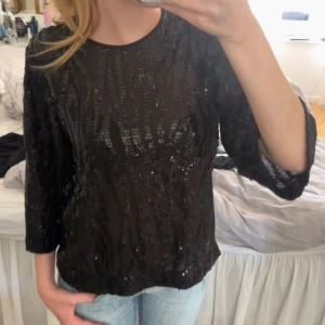 Glittrig tröja  - Säljer denna glittriga tröja som kommer från zara🩷