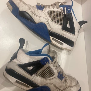 Jordan 4 Motorsport 39 - Ett par Jordan 4 Motorsports i 39 som passar 40 inte i världens bästa skick som förklarar de låga priset köpte dessa för 2500 för ett år sedan. Skorna kan enkelt restoras med några lager av vit färg och nya vita snören har dock växt ut dessa. 