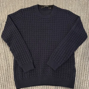 Tiger of sweden tröja - En väldigt mjukt och tjockt tröja från tiger of sweden i en bra skick. Väldigt tjockt och bra för vintern och har schyssta design på