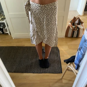 Leopar kjol - Jättefin leopard kjol❤️ säljer då den inte kommer till användning ganska lång. Skriv för frågor eller fler bilder pris kan diskuteras 