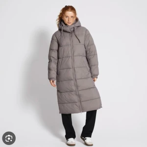 Vinterjacka - Jättefin och mysig vinterjacka, som inte kommer till användning nån mer. Den är verkligen jättevarmt och är fortfarande i jättebra skick🫶🏼