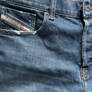 Diesel jeans - Diesel jeans i ok skixk, sitter ca 29-30x32-34. Tappered passform.