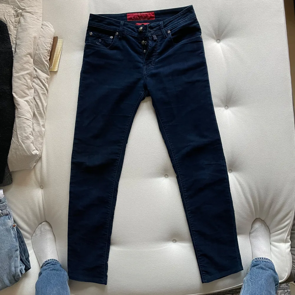 Jacob Cohen jeans i jätte fint skick, sitter ca 29x32, typ sammetsmaterial, slim passform.. Farkut & Housut.