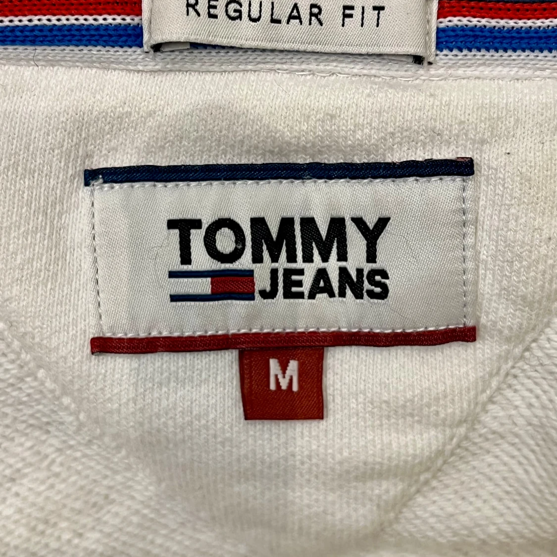 Vit hoodie från Tommy Jeans - 2