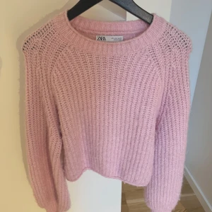 Rosa stickad tröja från Zara - Jättesöt, rosa, stickad tröja från Zara! Tröjan är lite kroppad och inprincip nyskick. Storlek S, men skulle passa XS och M också beroende på hur man vill att den ska sitta! 💓🌸
