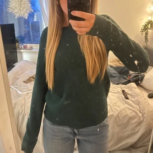 Mörkgrön tröja från VILA - Säljer en stilren mörkgrön tröja från VILA i storlek XS men passar mig super bra som har S vanligtvis. Tröjan har långa ärmar och en rund halsringning. 🩷