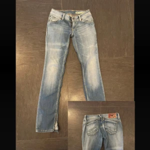 Blå jeansbyxor från Hilfigher - Snygga blå jeansbyxor från Hilfigher med en klassisk femficksdesign. De har en straight passform och är lågmidjade. 