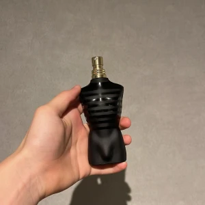 Jean paul Gaultier  - Snygg och unik parfymflaska i form av en manlig torso. Flaskan är svart med horisontella ränder och har en metallisk spraytopp. Perfekt för den som vill ha en stilren och maskulin doft på hyllan. Ca 70 ml kvar
