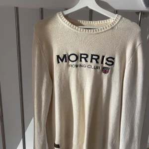 Vit tröja från Morris  - Säljer en stilren vit tröja från Morris. Lite gulnad i armhålan (som inte märks särskilt tydligt), annars inga defekter. Nypris: ca 1500kr 