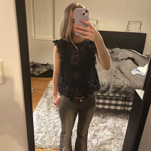 Mörkblå spetsblus zara - Snygg mörkblå spetsblus från zara med  volangdetaljer. 