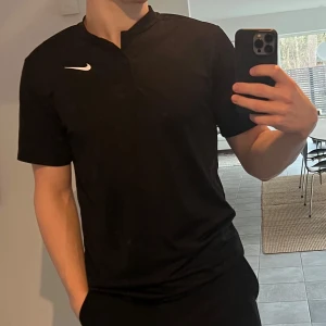 2 st Nike Golf T-shirt - Säljer en svart och vit Dri-FIT t-shirt från Nike Golf som är perfekt för träning eller Golf. Modellen är 177cm och 77kg. Hör av er vid frågor!