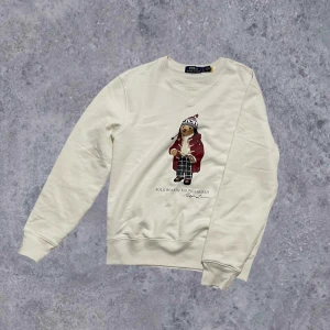 Vit sweatshirt från Ralph Lauren - Säljer en vit sweatshirt från Ralph Lauren ❄️Endast provad, inga tecken på användning 🤙Pris kan diskuteras ‼️