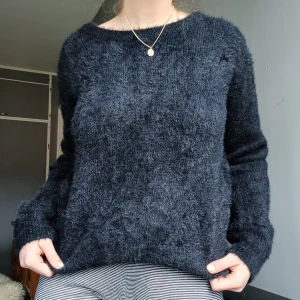 Svart fluffig tröja - Säljer en supermjuk och mysig svart tröja från Jacqueline de Yong. . 🖤