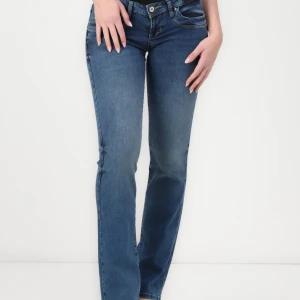 ltb valerie jeans - fina lågmidjade ltb jeans i nyskick, jag har blekt dom själv så de har en liten unik touch men de har inga tecken på användning annars. nypris 700kr.💞