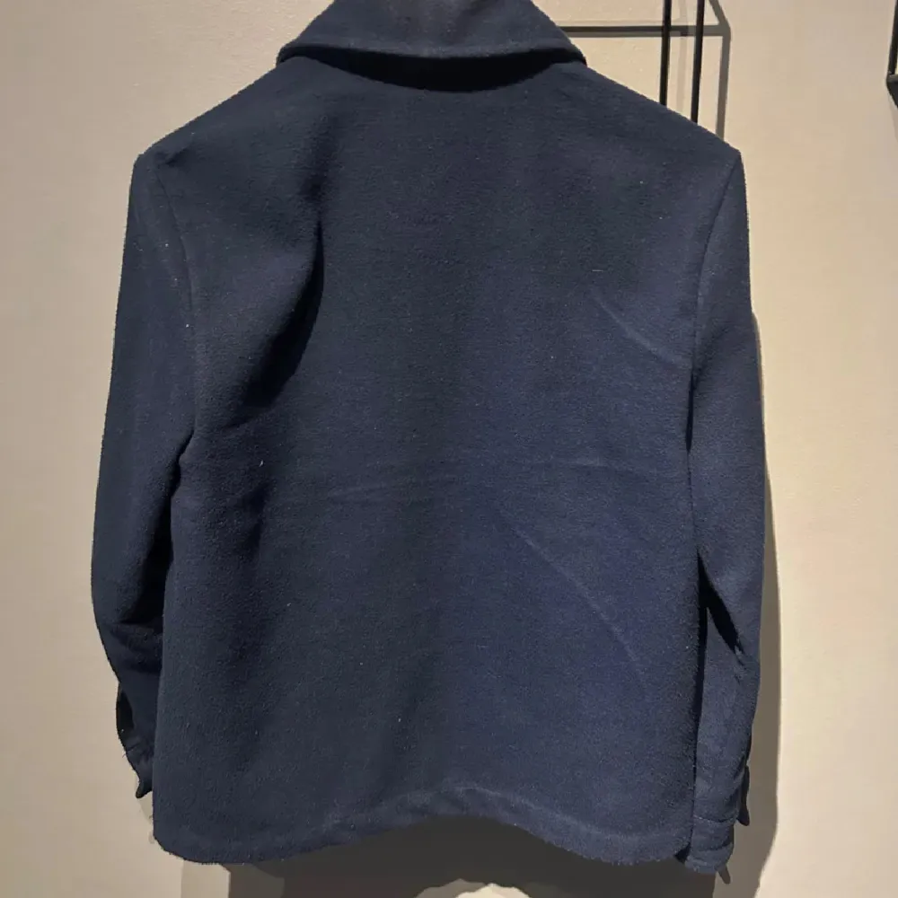 Säljer min donce de la sense overshirt då den är för liten. Den är i bra skick, och donce de la sense tillverkar ej dessa längre. Funkar perfekt med en hoodie under,skjorta, tisha vad som. Storlek XS passar dig bäst som är från 160-170. Nypris 1500.. Takit.