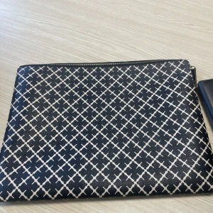 Malene birger datorväska - Knappt använd malene birger datorväska. Köpt för 1600, säljer för 850. Helt orörd och inga defekter