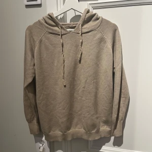 Kashmir hoodie - Helt ny Kashmir hoodie! Skick 10/10, aldrig använd. Säljer då den var för lite för mig