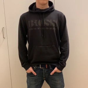 Hugo boss hoodie - Säljer en svart hoodie från Boss med logga på bröstet. Storlek M Tröjan är i okej skick då det finns en slitning vid högra midjan. Men defekten är inget  som märks så jätte mycket. Vid nypris kostade den 1600kr i butik men kvitto finns inte kvar. Mitt pris 500kr. Hör gärna av er för mer bilder eller övriga frågor. Hälsningar Alex 
