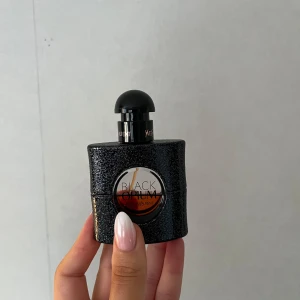Black Opium - Parfym från Yves Saint Laurent. 30 ml flaska, ca 15 ml kvar. Nypris 749kr