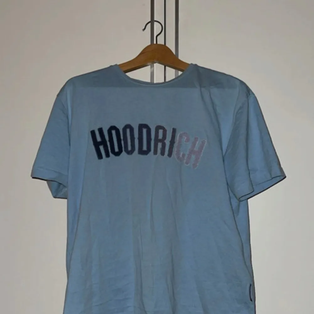 Säljer en fet hoodrich t shirt då den inte används längre, inget fel på den!. T-paidat.